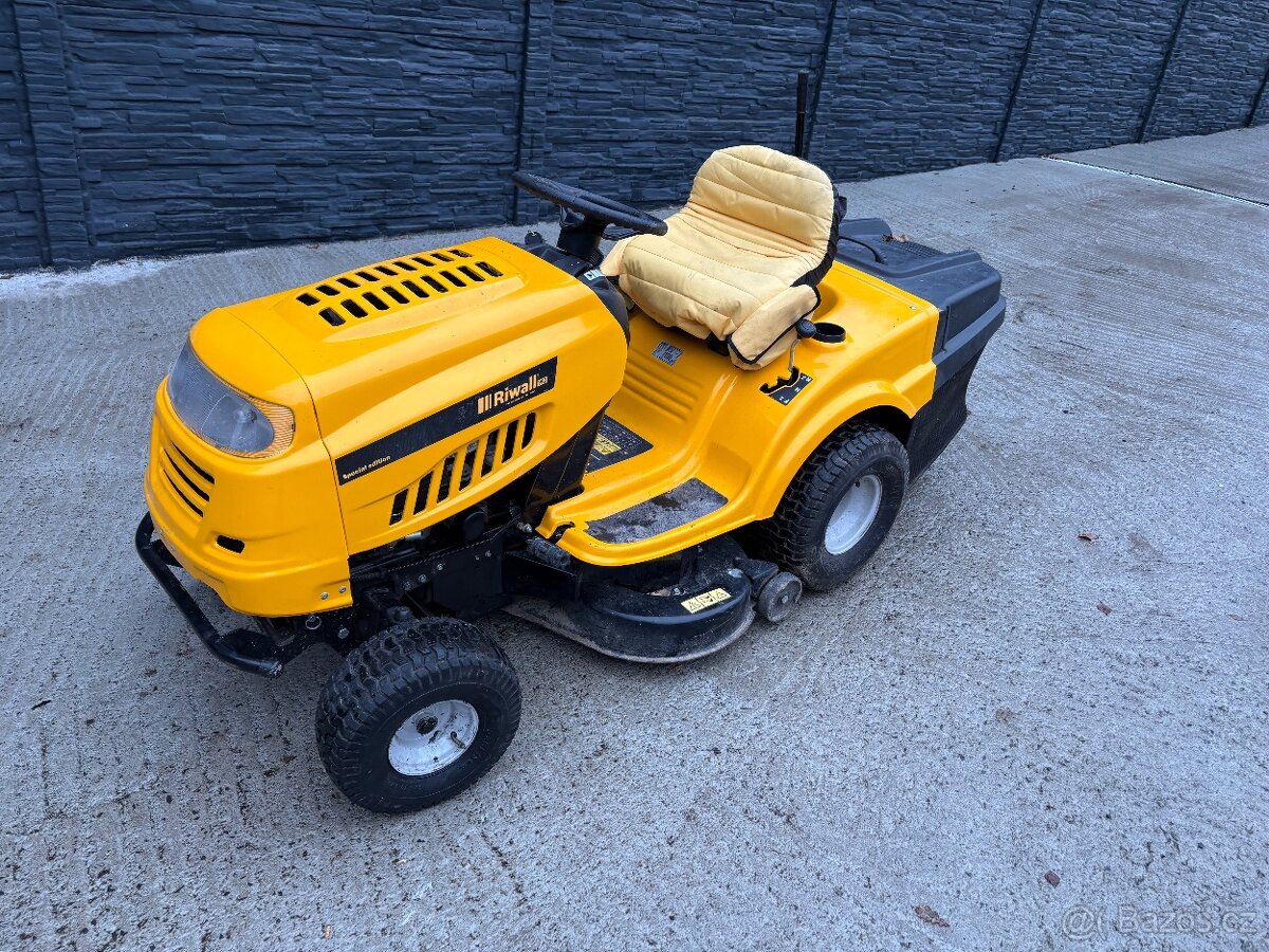 Zahradni trakturek Riwall