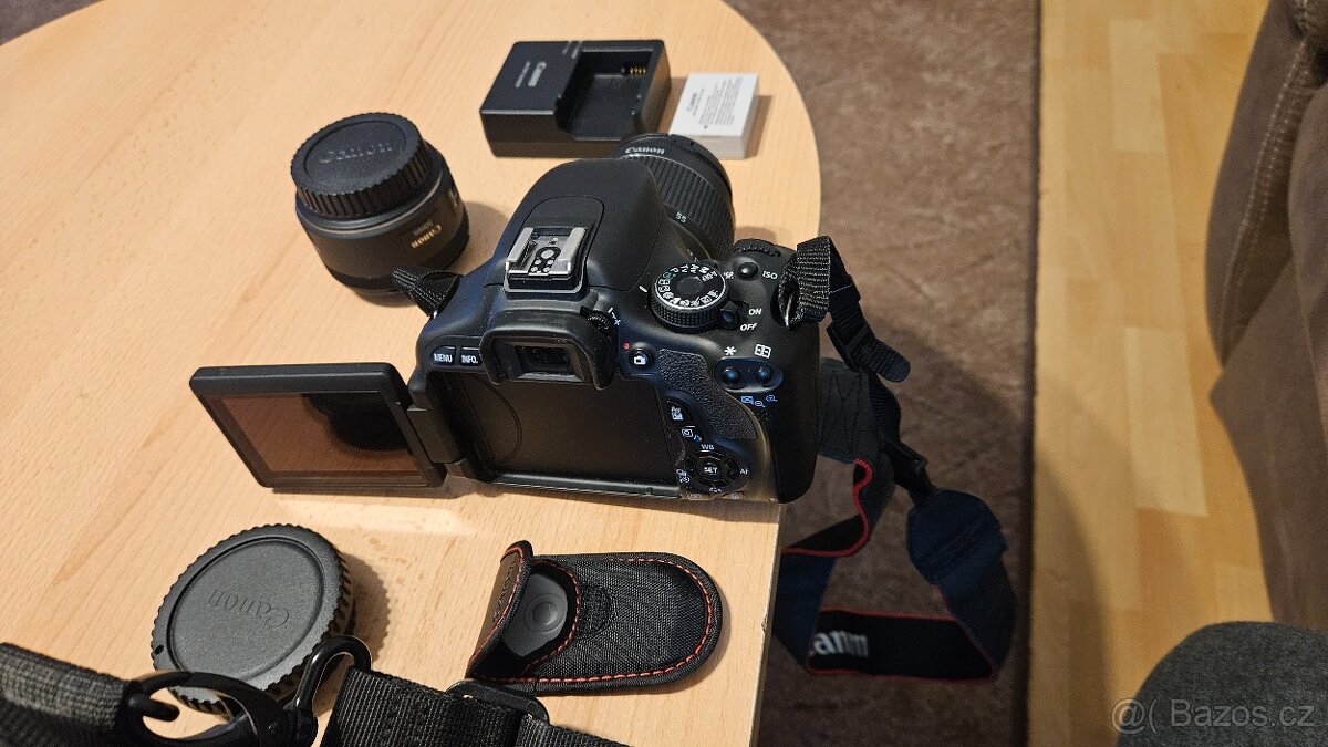 Nabizim krásný a kvalitní fotoaparát zrcadlovku Canon