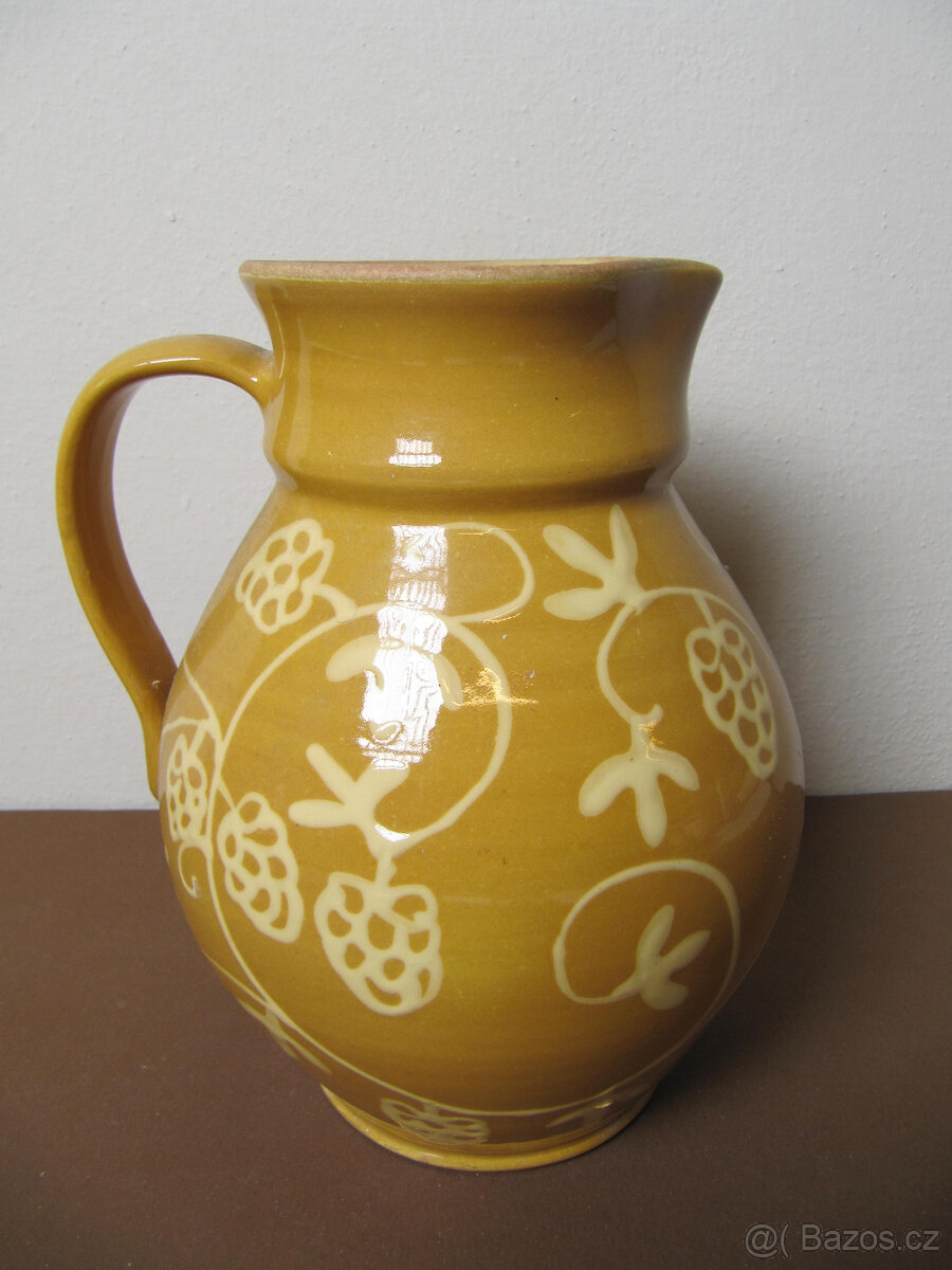 džbán rostlinný dekor