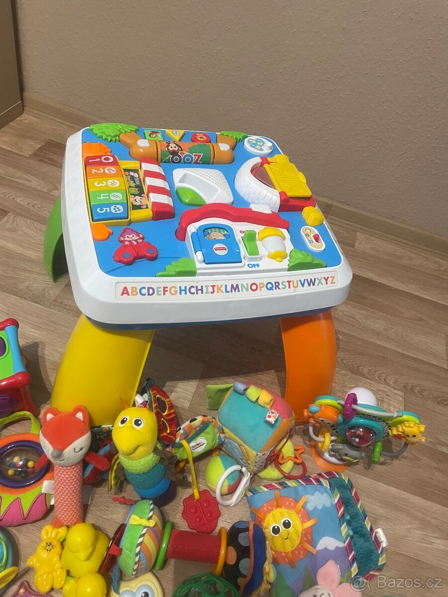 Hrací stoleček + hračky od 0-3 let.