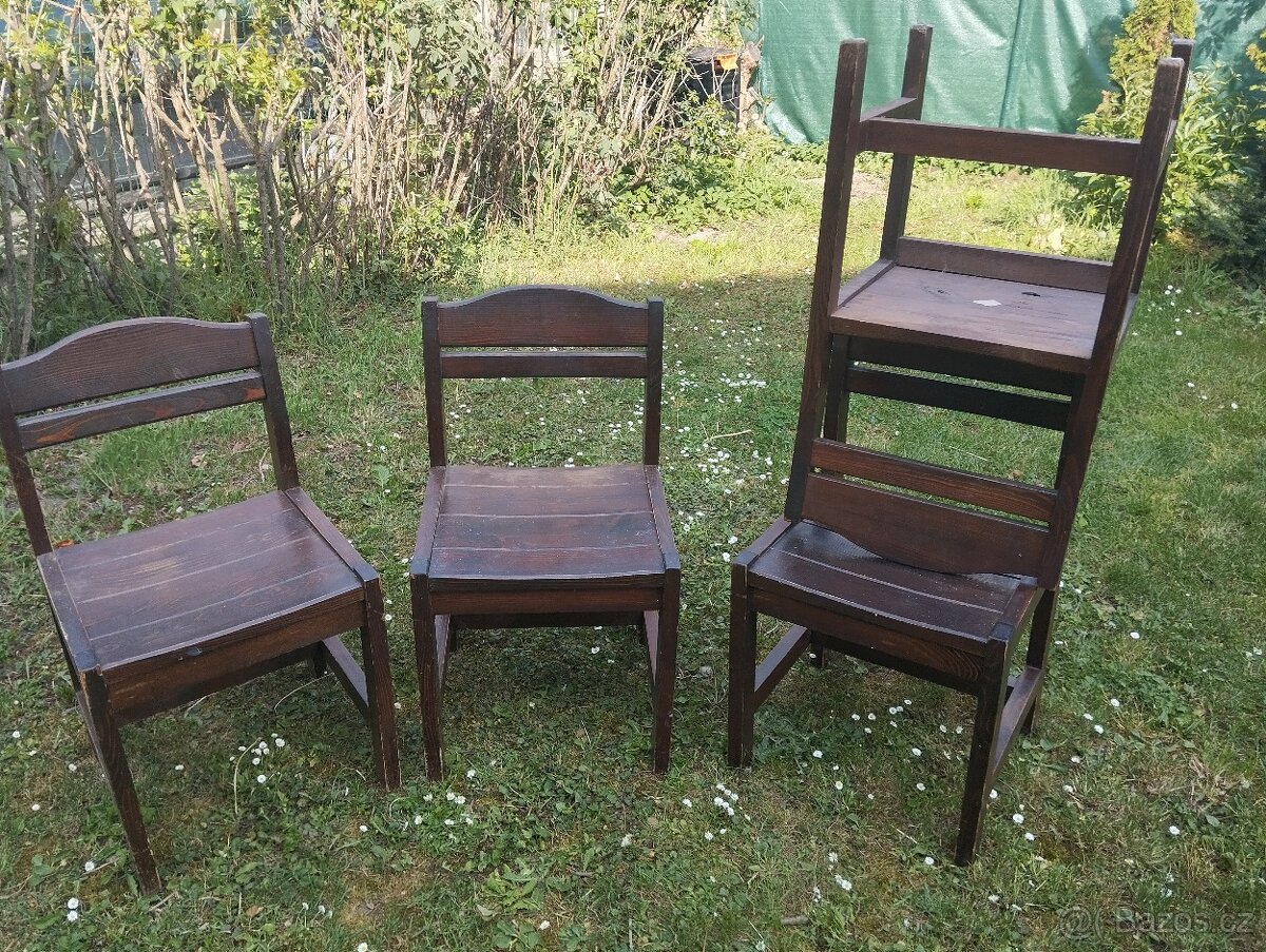 Čtyři dřevěné židle