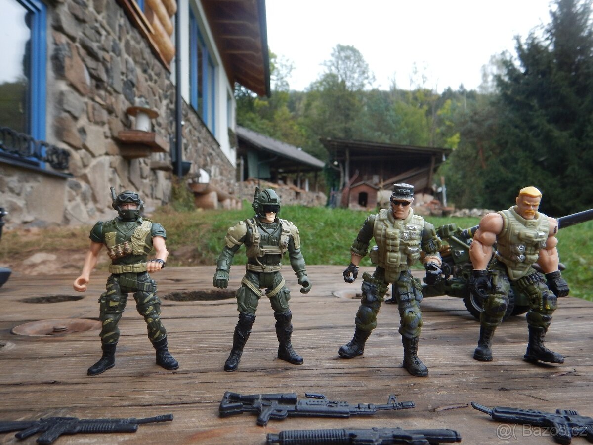 figurky vojáci, vojenská technika, vznášedlo, dělo