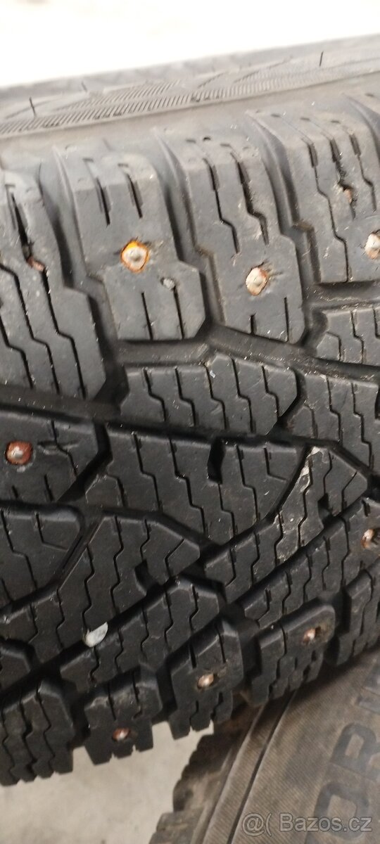 Zimní pneu s hroty Nokian 225/70 R15