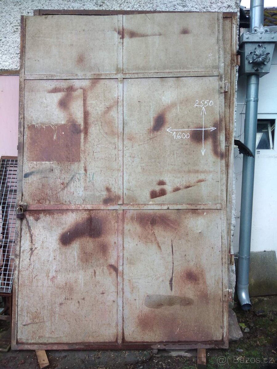 Velká dvoukřídlá kovová vrata