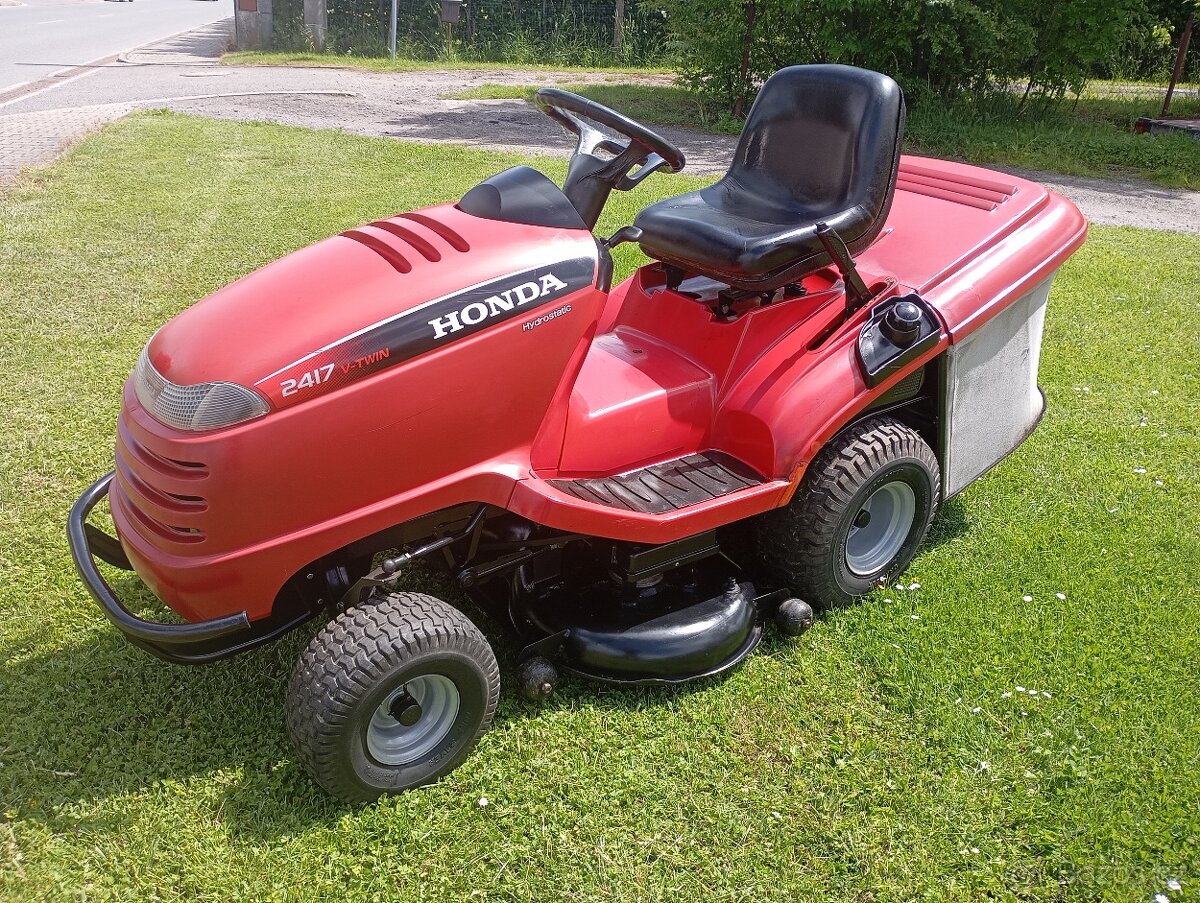 Zahradní traktůrek Honda 2417 W-Twin