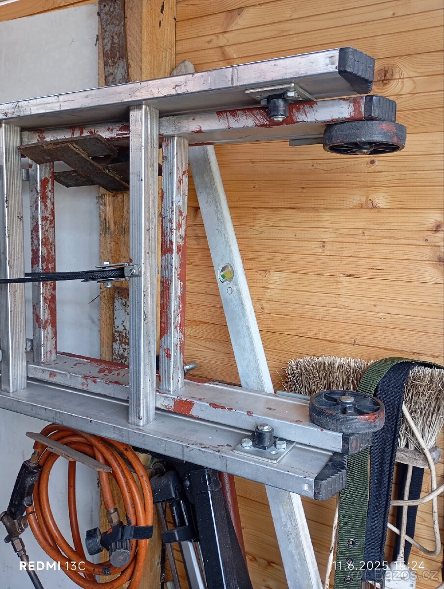 Žebřík výsuvny s kolečky a kladkou