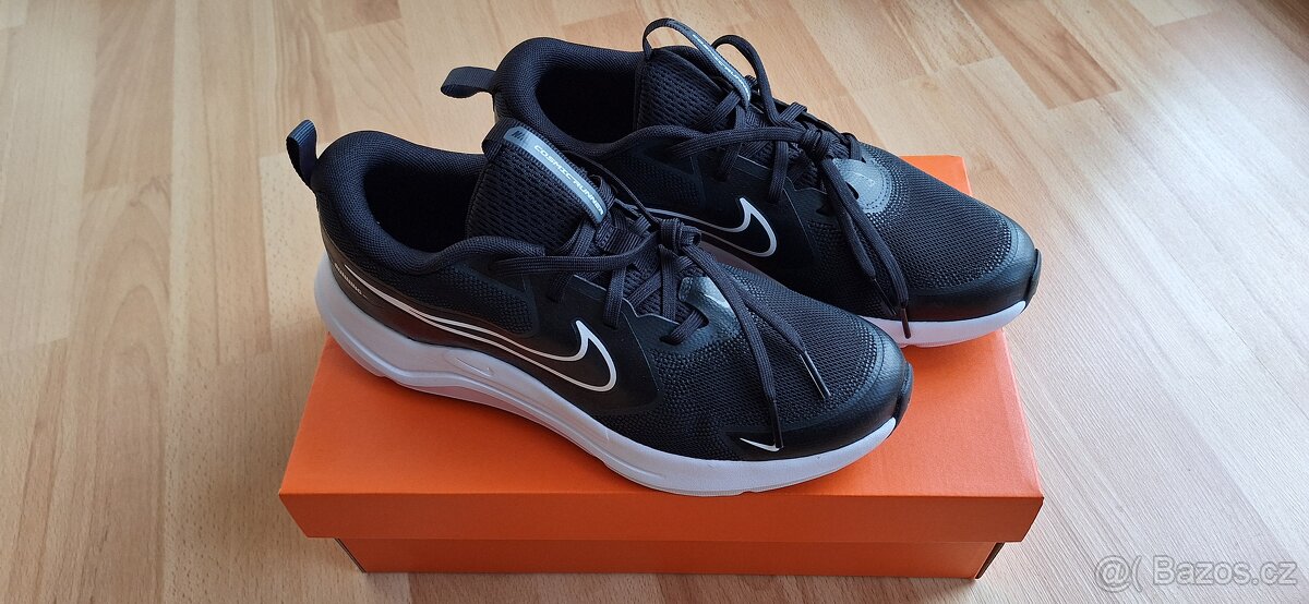 NOVÉ sportovní boty Nike Cosmic Runner vel. 39