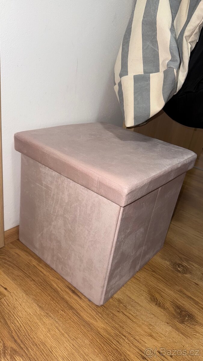 Růžový taburet s úložným prostorem