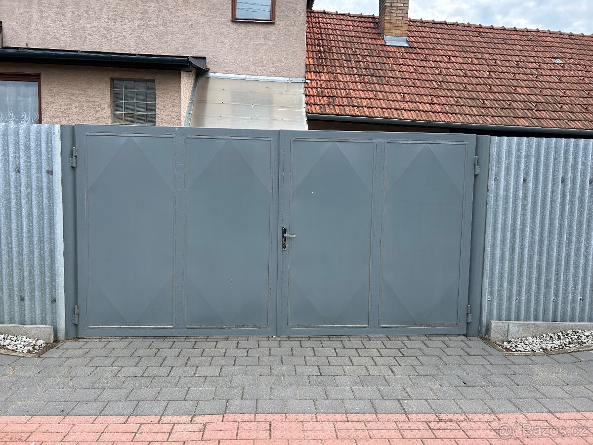 Plechová vrata