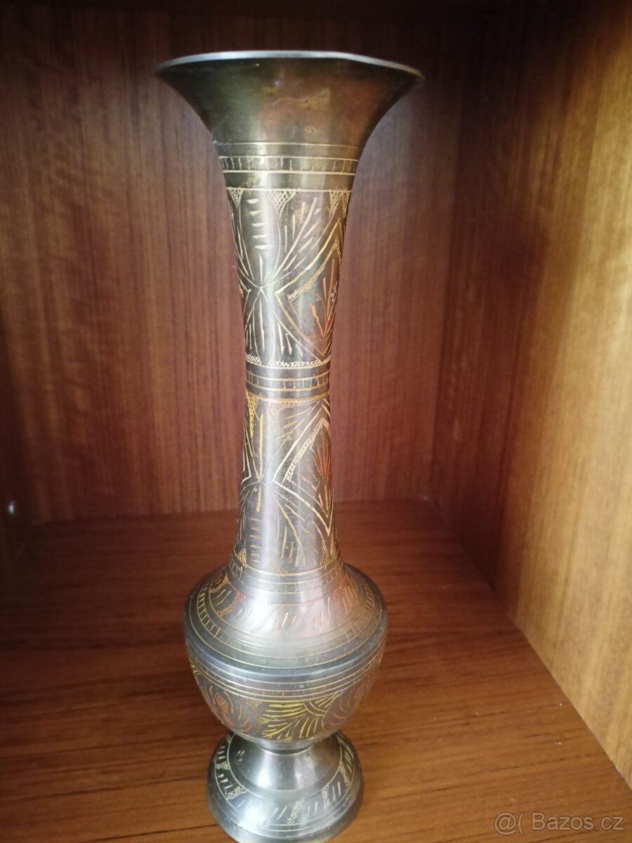 Mosazná váza zdobená