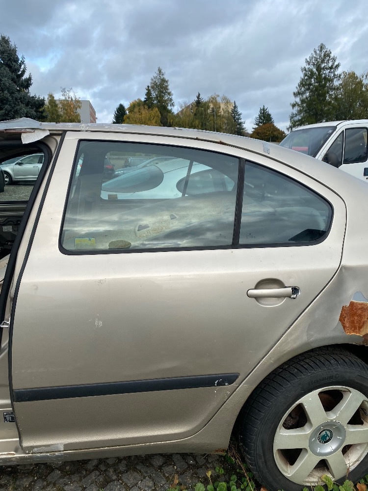 Škoda octavia 2 levé zadní dveře