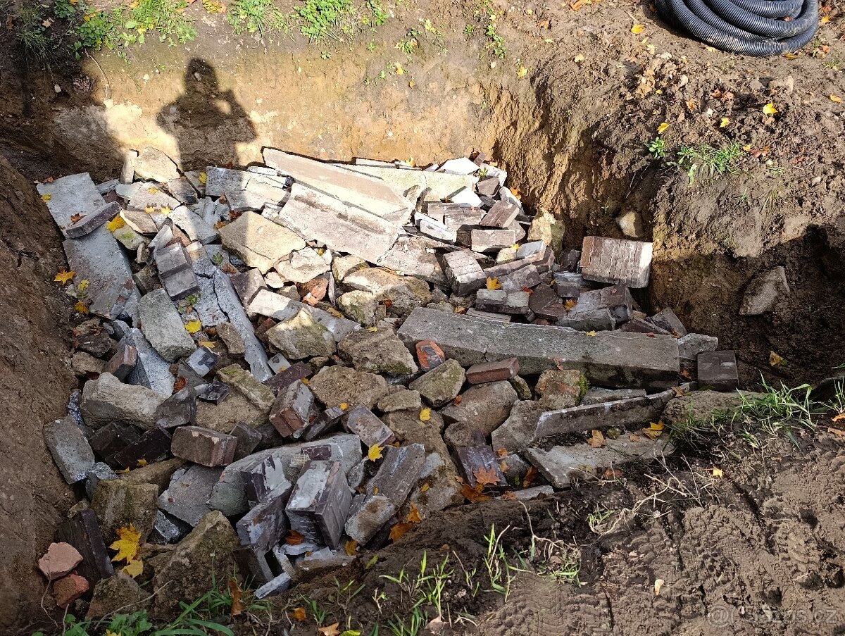 Přijmu k uložení kameny, kusy betonu, hrubou suť, keramiku