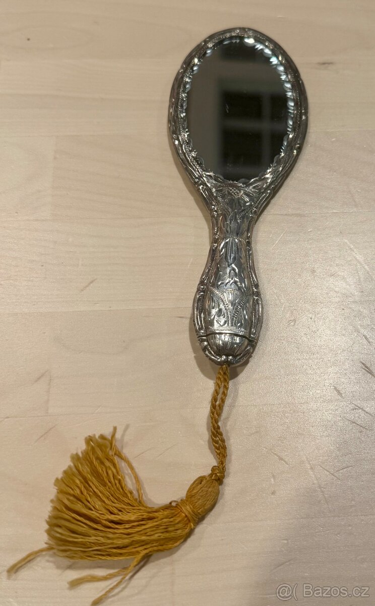 Stříbrné zdobné zrcátko s vysouvací rtěnkou