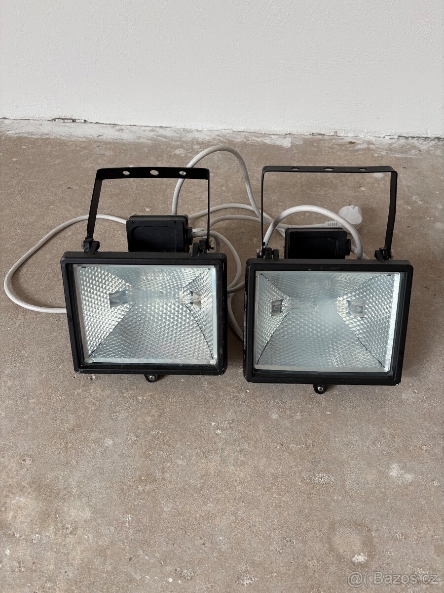 Halogenové světla.