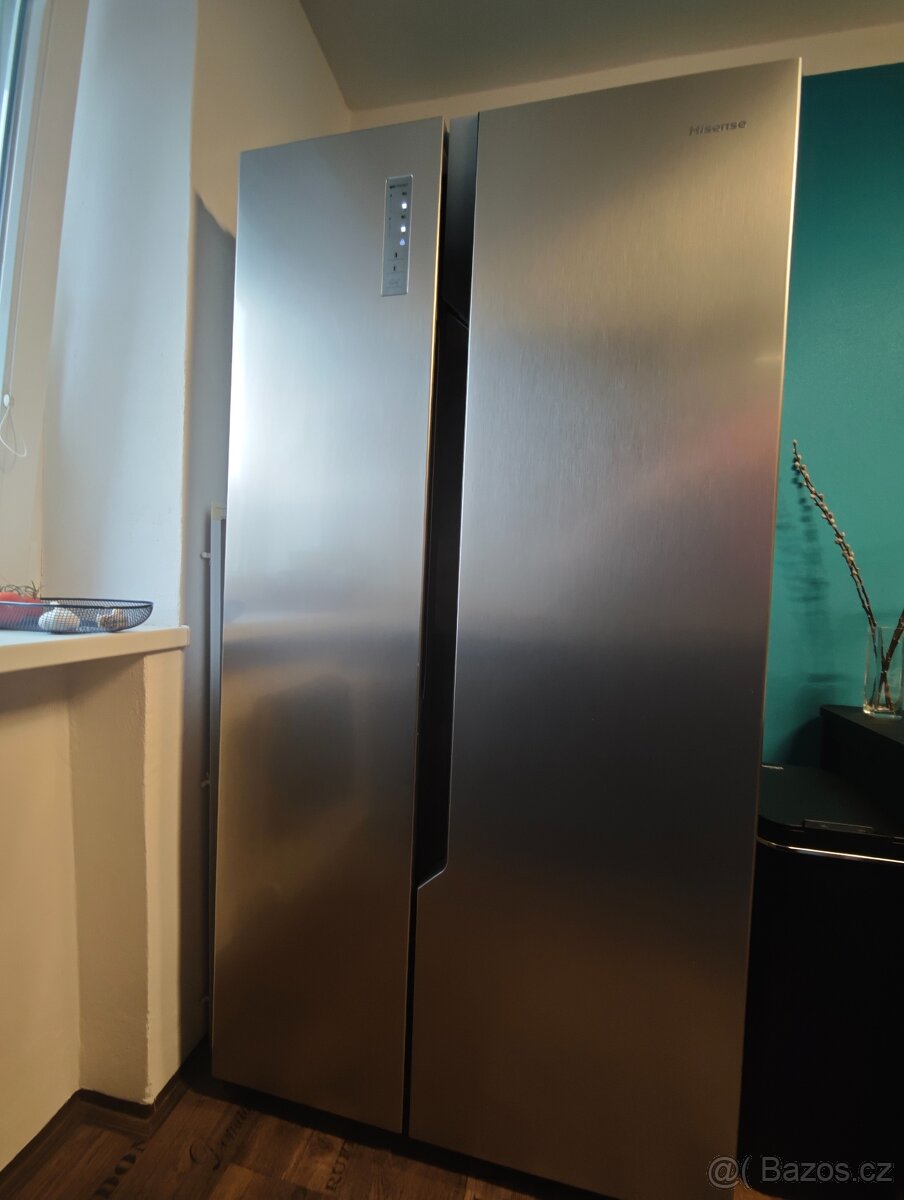 Americká lednice Hisense RS670N4AC1