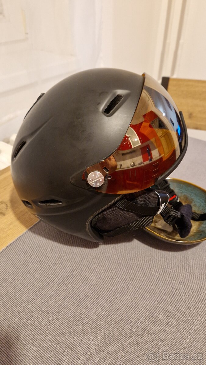 Lyžařská helma Uvex s visorem