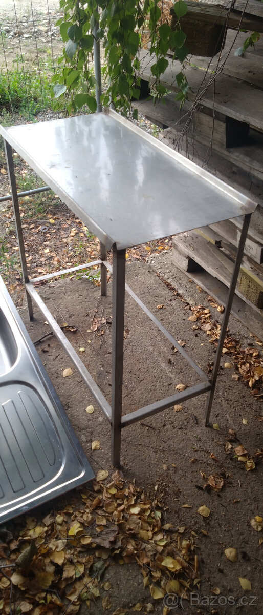 Nerezový stolek