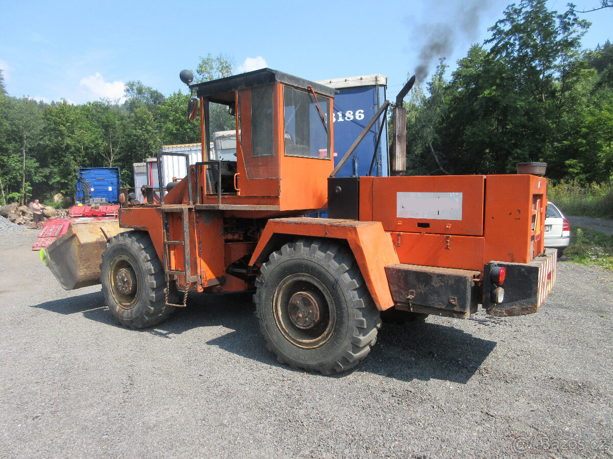 Kolový NAKLADAČ ZTS UNK 320
