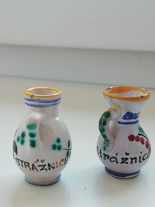 Staré miniatury džbánků