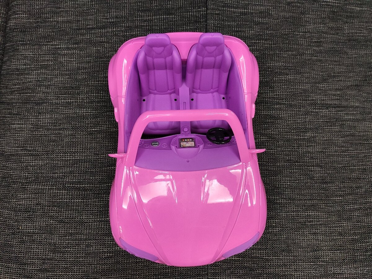 Plastové auto pro panenky