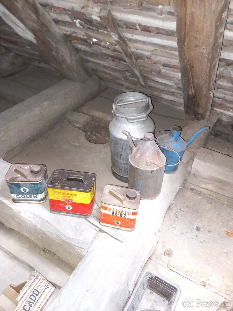 Staré nádoby na kapaliny... garáž