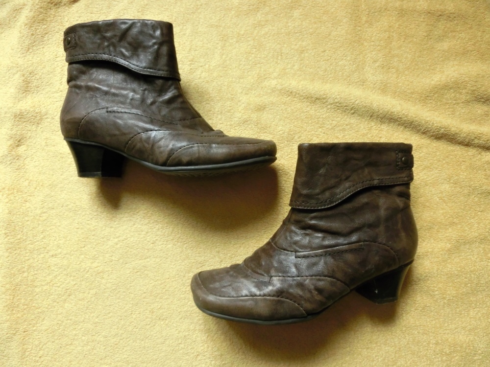 Hnědé kožené kotníkové boty na podpatku zimní Medicus
