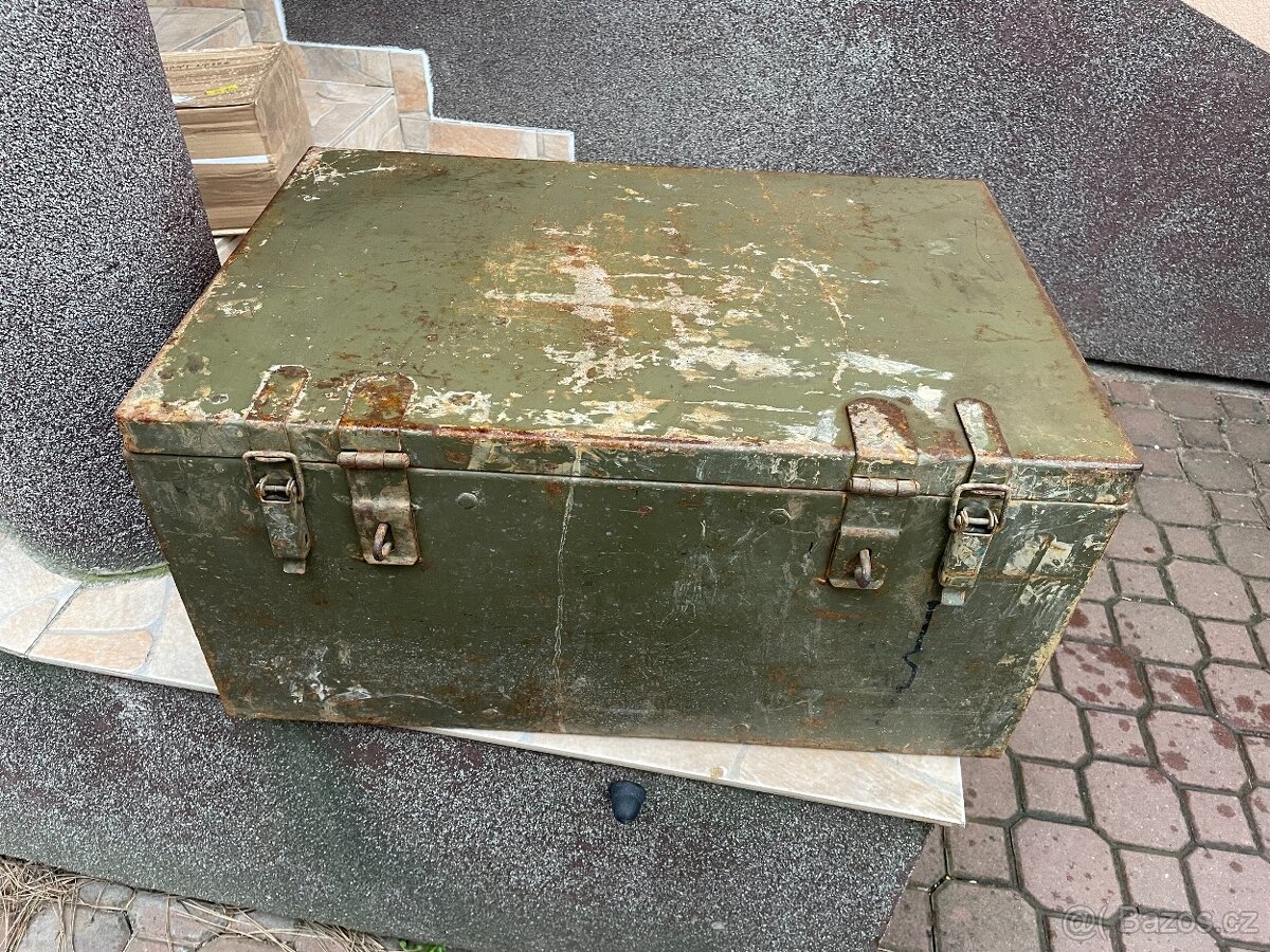 Vojenská plechová bedna.