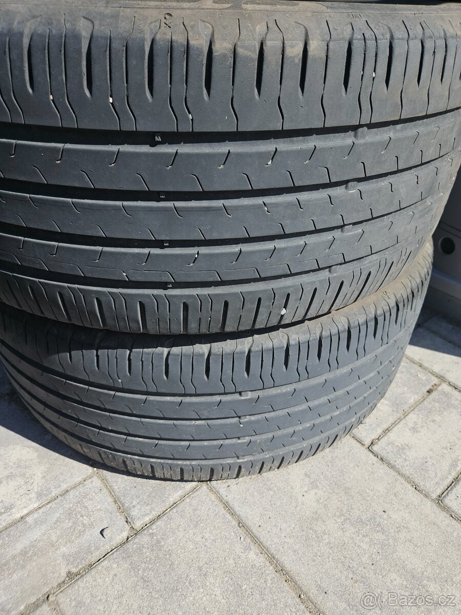 Pneu 245/45 R18