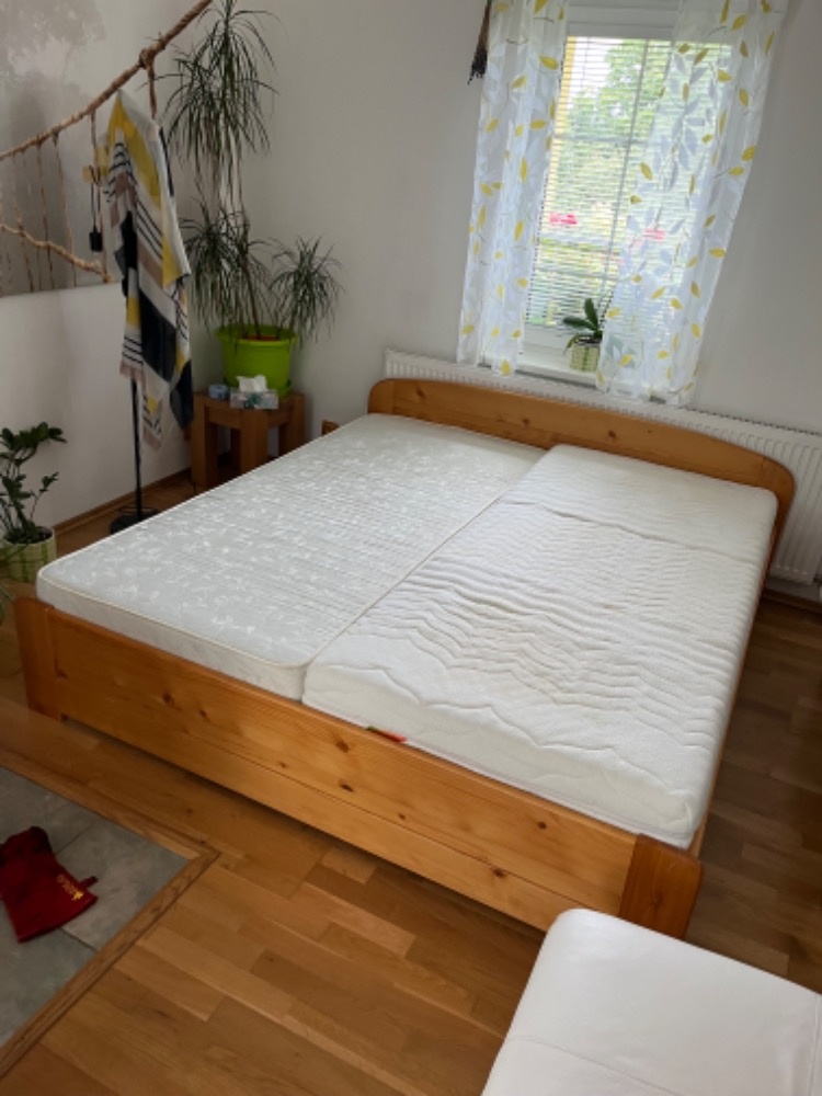 Manželská postel dřevěná