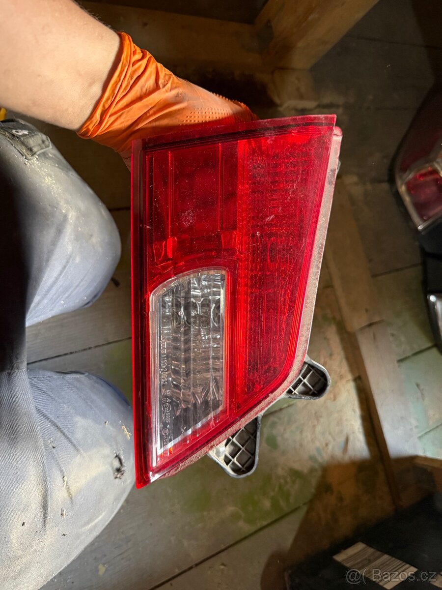 Subaru BR 2011 zadní světlo kufr