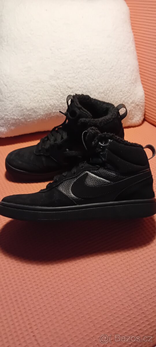 Zánovní zimní kotníkové boty Nike vel.38