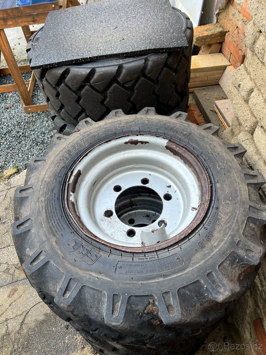 Kola na unc/smykový nakladač