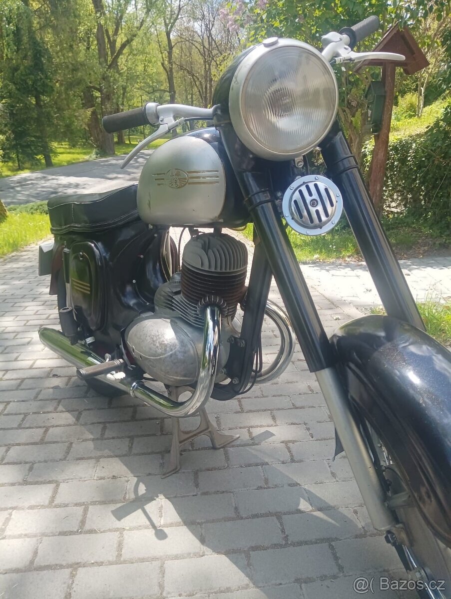 Jawa 250 kývačka