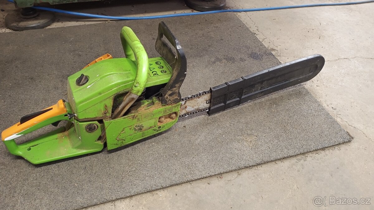 Motorová pila Fieldman.