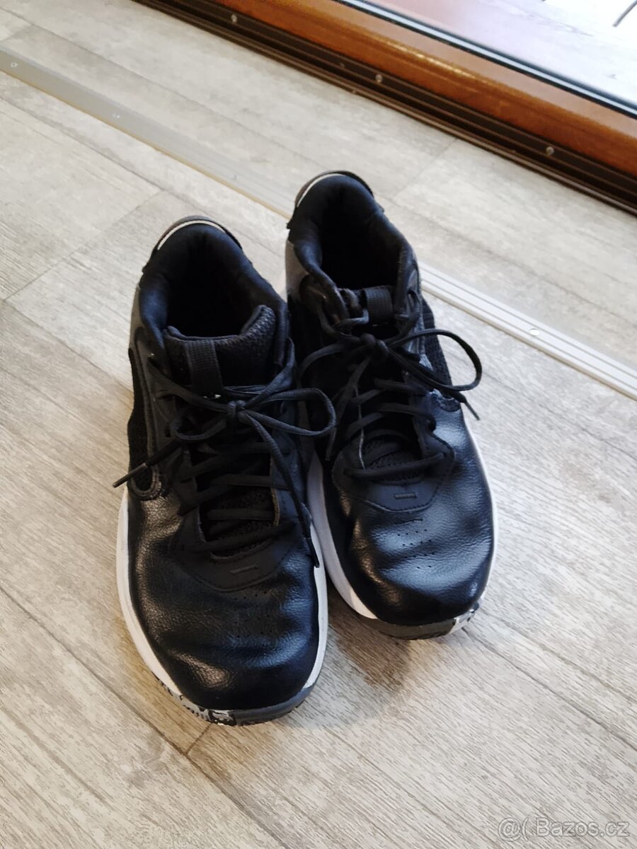 Sálová obuv zn. Under Armour