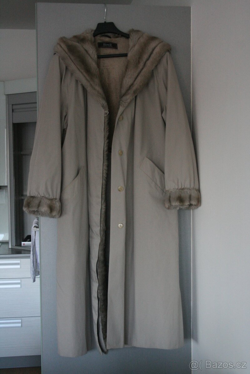 Světle šedý kabát s kožíškem značky Bevell