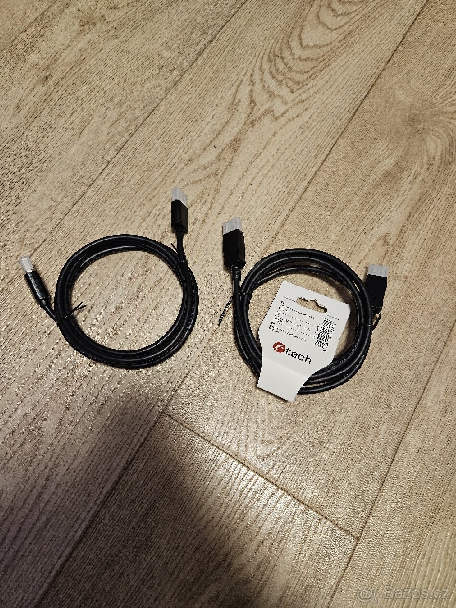 3 HDMI/Displayport kabely.