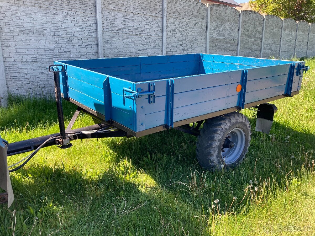 Sklopná kára za traktor