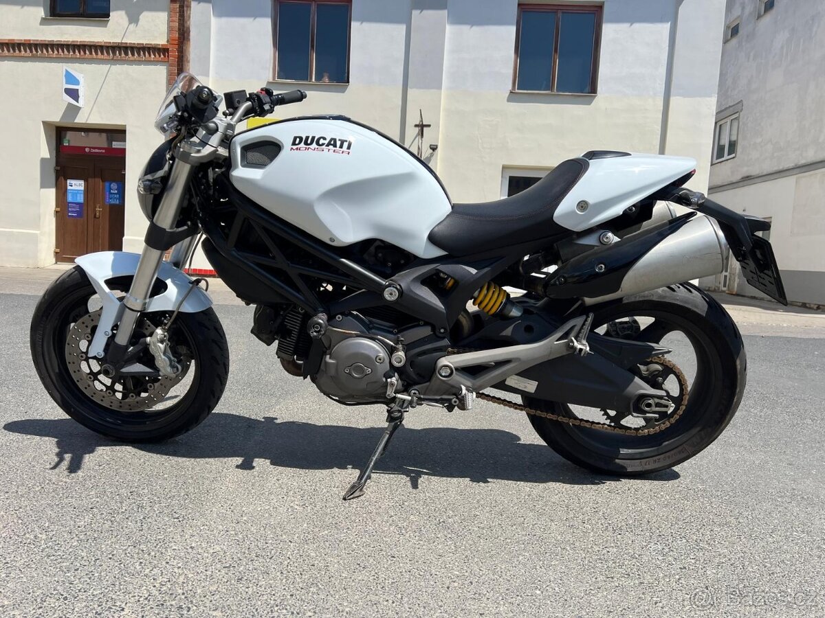 DUCATI MONSTER 696