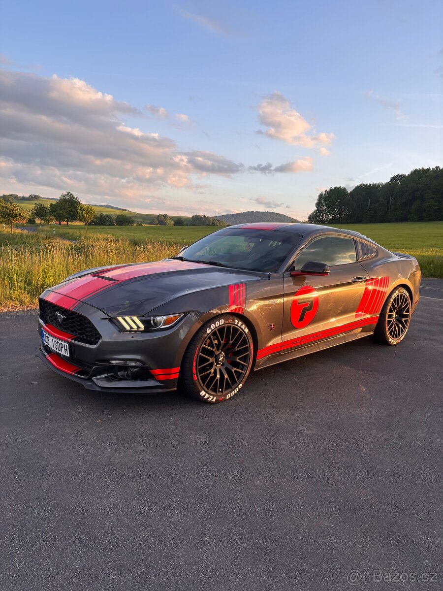 FORD MUSTANG
