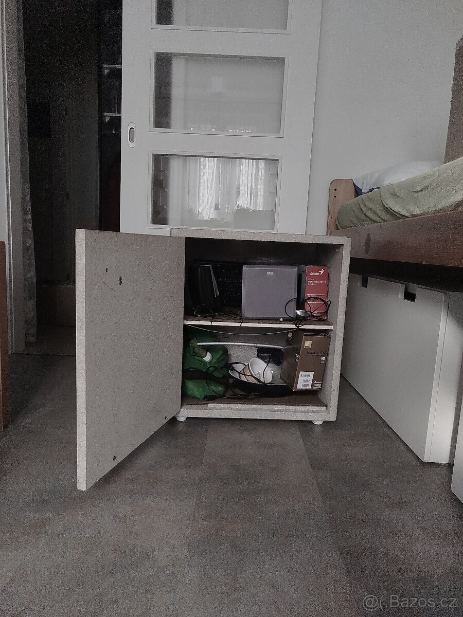 Zavírací skříňka s poličkou uvnitř