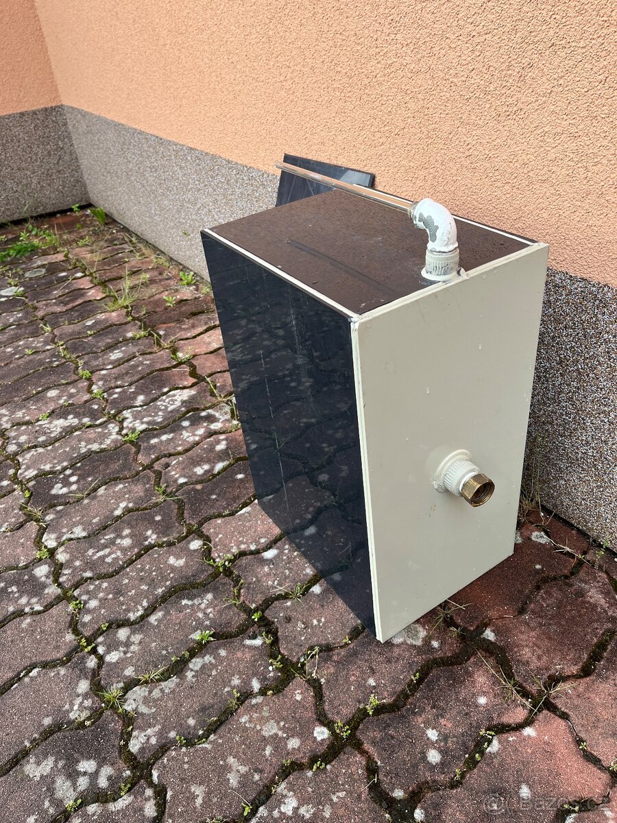 Nádrž k ústřednímu topení plastová