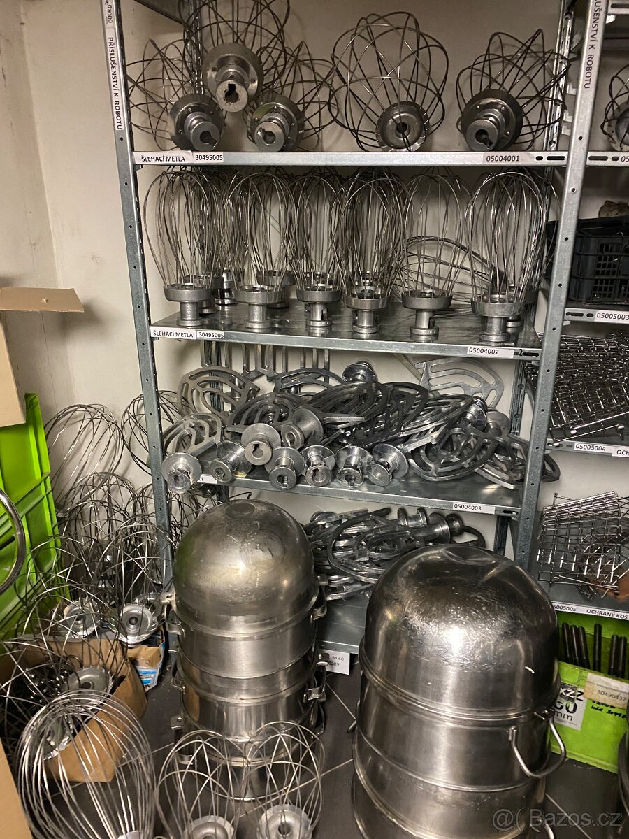 Robot Alba Re 22 příslušenství / metly, háky, míchače
