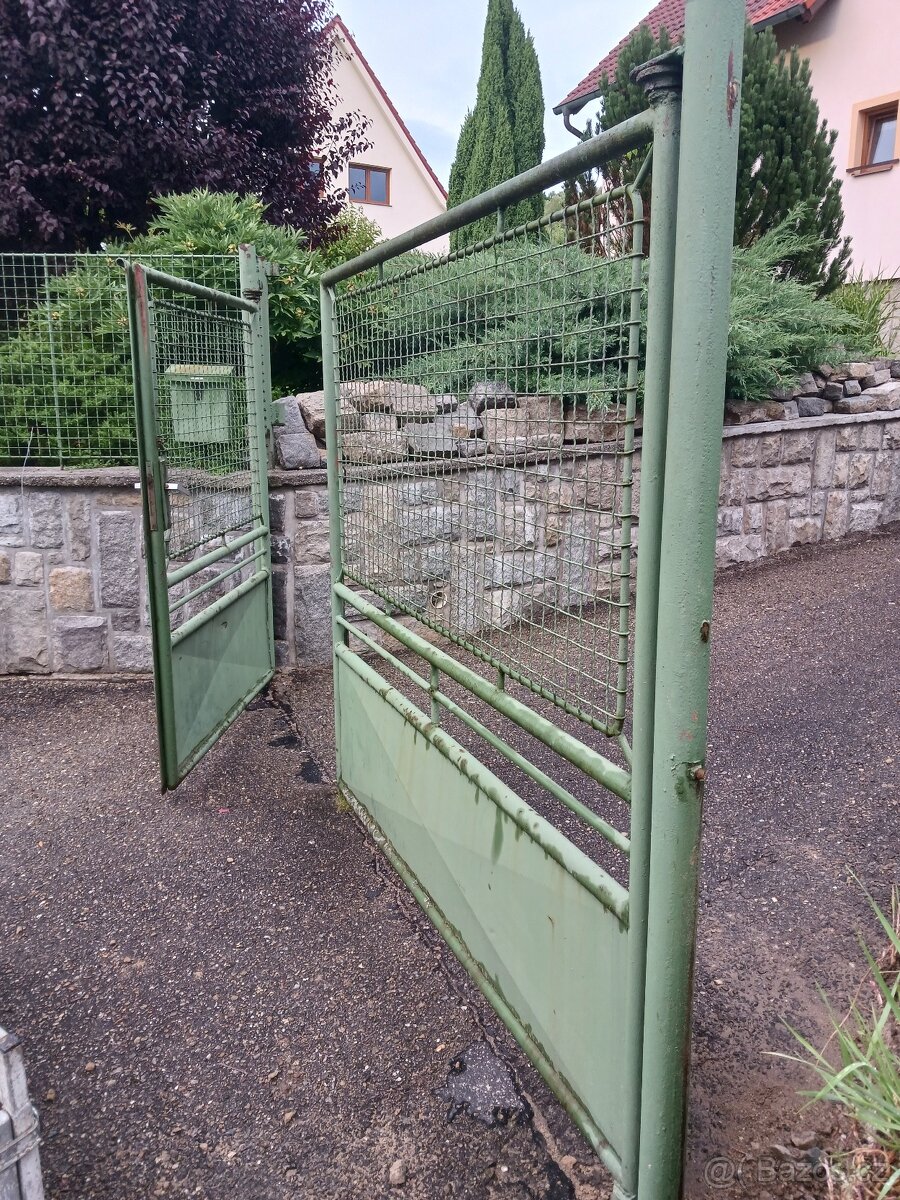 Prodám ocel. dvoukridlou branu
