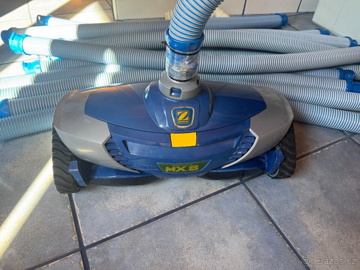 Poloautomatický bazénový vysavač