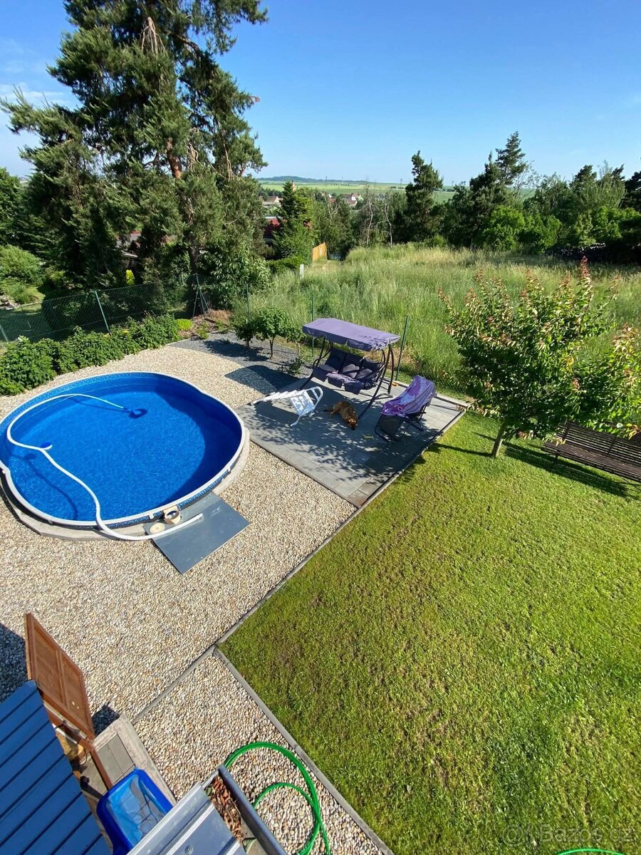 Slunná zahrada s bazénem, pergolou a technickým zázemím – Li