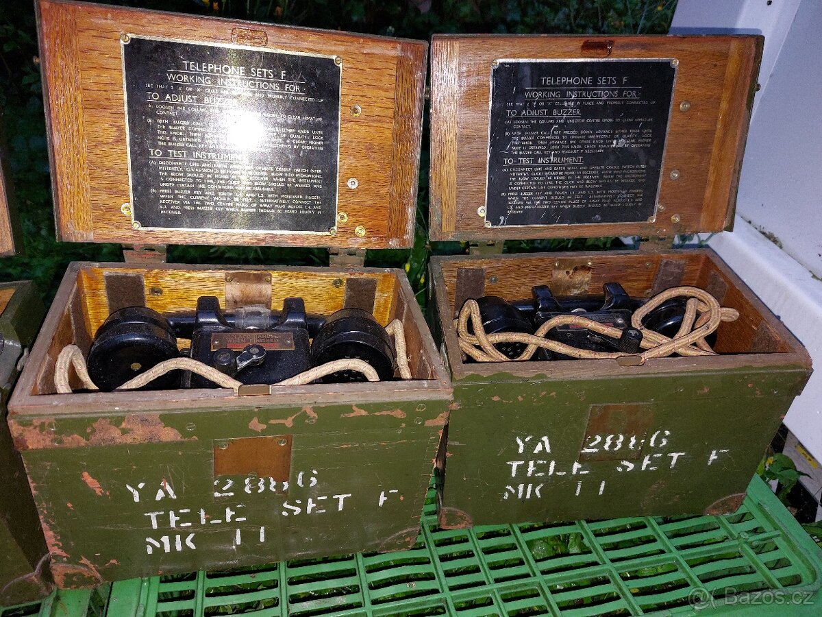 Válečné britské polní telefony + měnič.
