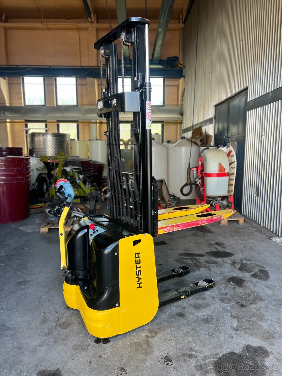 ELEKTRICKÝ RUČNĚ VEDENÝ VYSOKOZDVIŽNÝ VOZÍK HYSTER