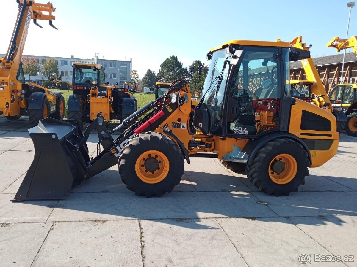 Kloubový nakladač JCB 407 AG