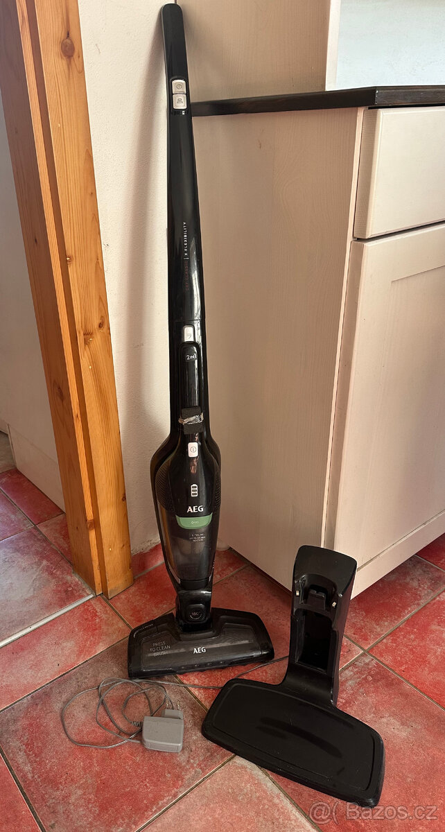 Bezsáčkový vysavač AEG CX7